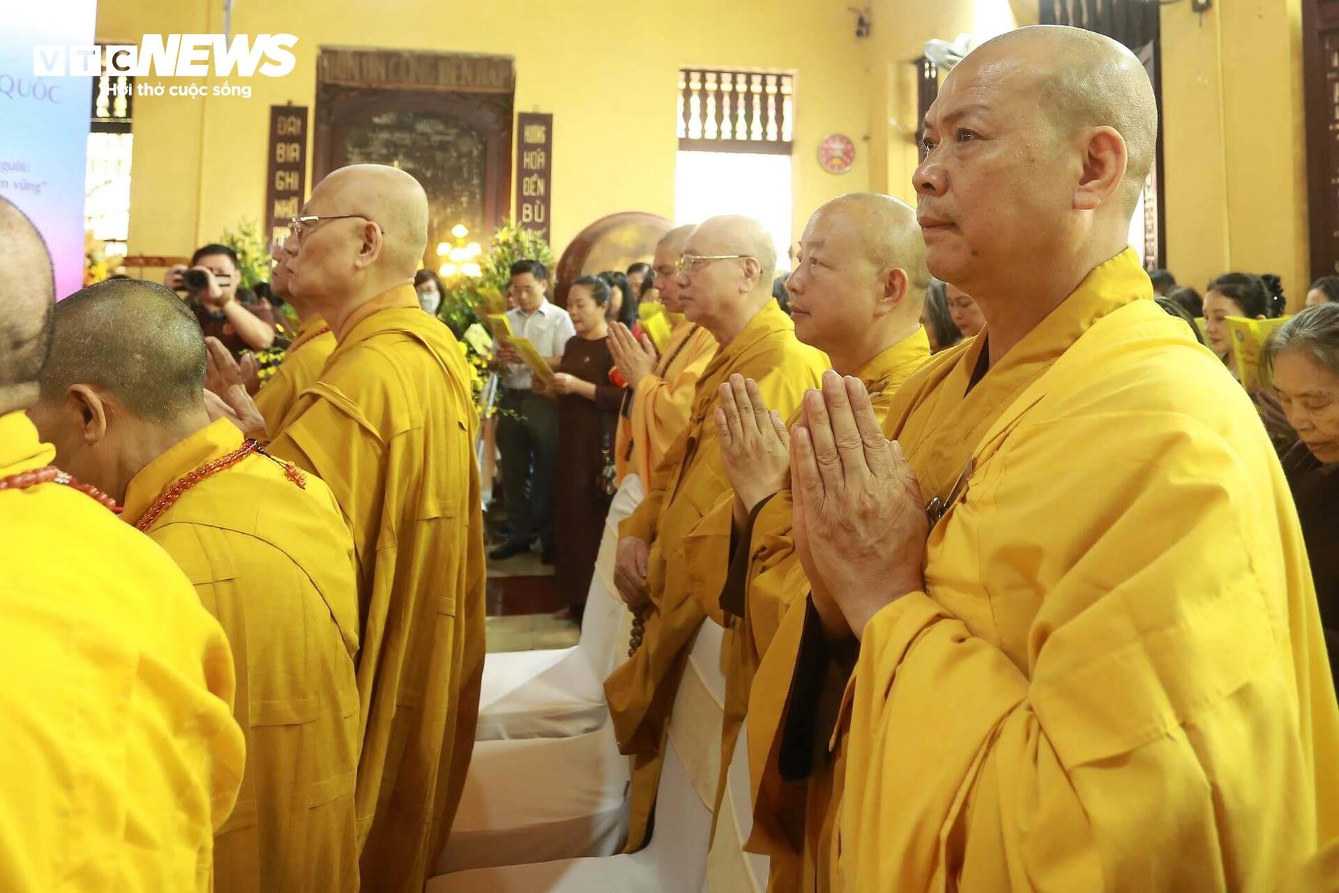 Đại lễ Phật đản 2025 tại chùa Quán Sứ: Không khí trang nghiêm và lòng thành kính - Ảnh 7. Đại lễ Phật đản 2025 tại chùa Quán Sứ: Không khí trang nghiêm và lòng thành kính - Ảnh 7.