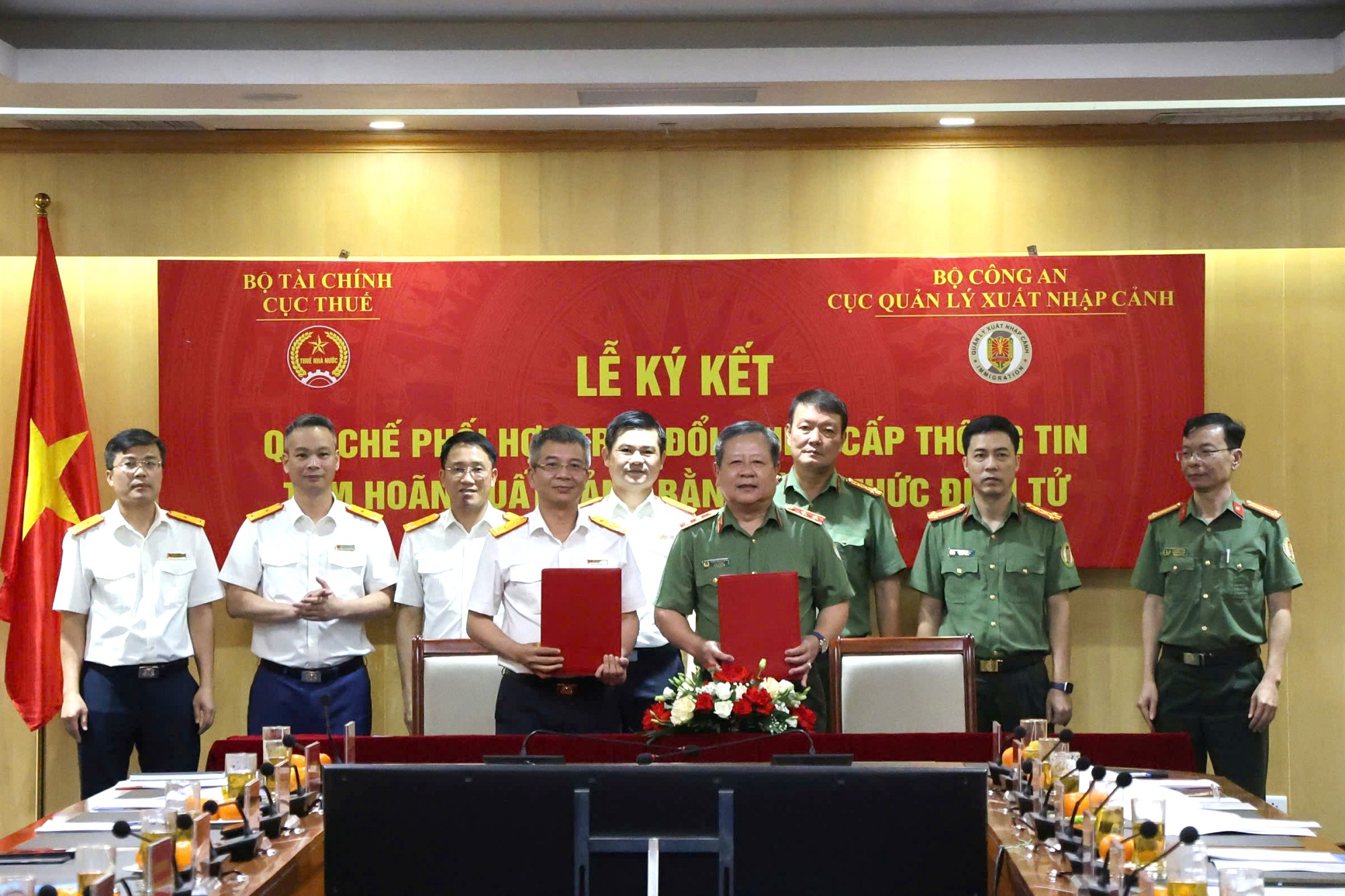 Cục Thuế phối hợp với Bộ Công an về phương thức "thông báo tạm hoãn xuất cảnh khi nợ thuế"- Ảnh 1. Cục Thuế phối hợp với Bộ Công an về phương thức "thông báo tạm hoãn xuất cảnh khi nợ thuế"- Ảnh 1.