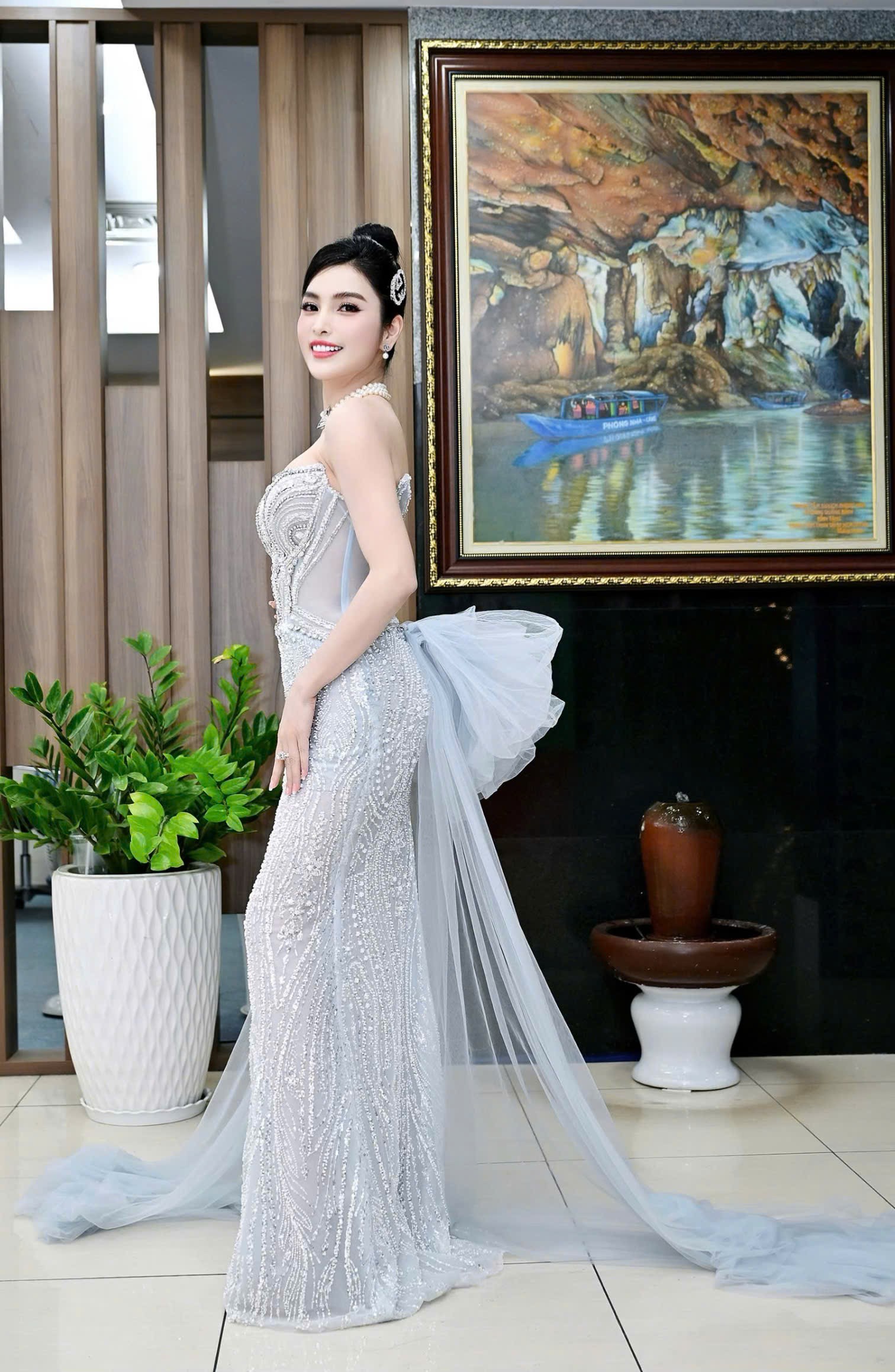 MC Kim Huyền Sâm diện đầm bó sát khoe sắc vóc quyến rũ- Ảnh 1. MC Kim Huyền Sâm diện đầm bó sát khoe sắc vóc quyến rũ- Ảnh 1.