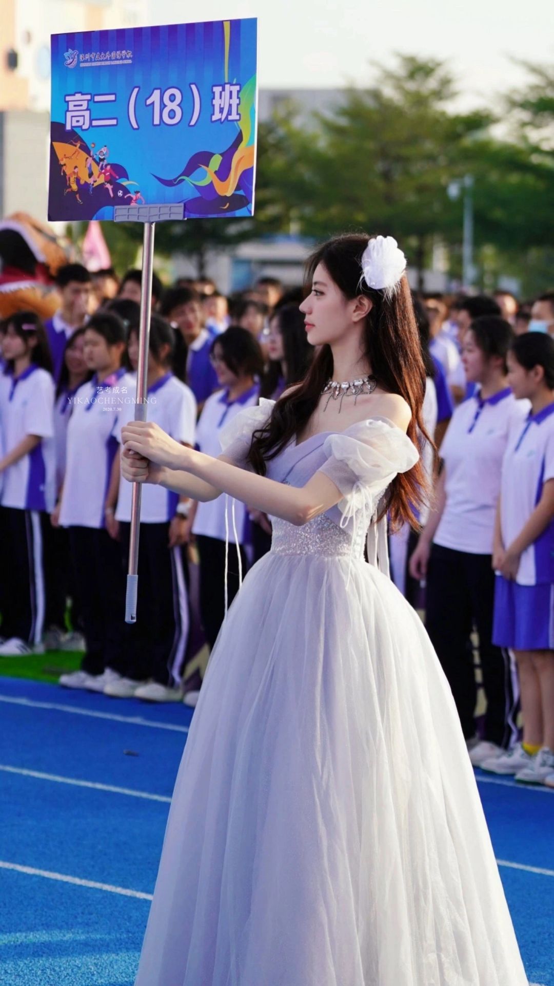 Nữ sinh cầm bảng tại hội thao tạo khoảnh khắc "kinh diễm" c&oacute; 1-0-2: Thanh xu&acirc;n sao c&oacute; thể thiếu một nữ thần như thế?- Ảnh 1.