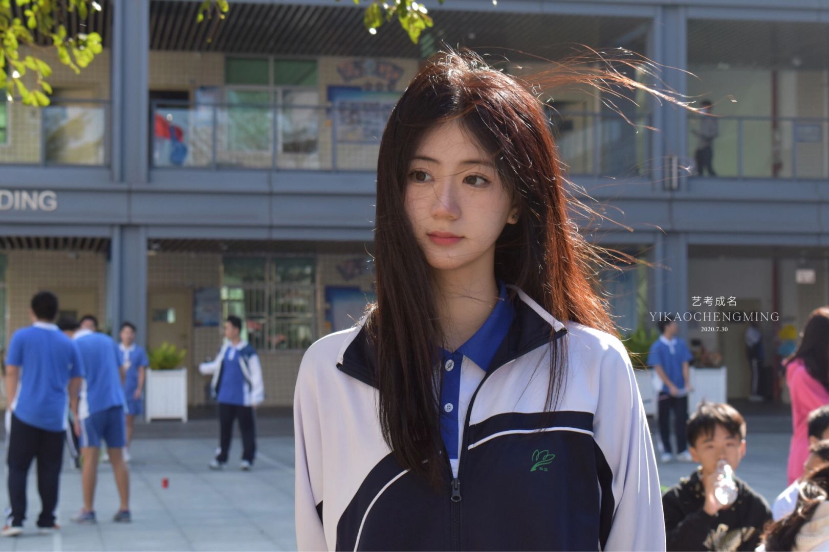 Nữ sinh cầm bảng tại hội thao tạo khoảnh khắc "kinh diễm" c&oacute; 1-0-2: Thanh xu&acirc;n sao c&oacute; thể thiếu một nữ thần như thế?- Ảnh 4.