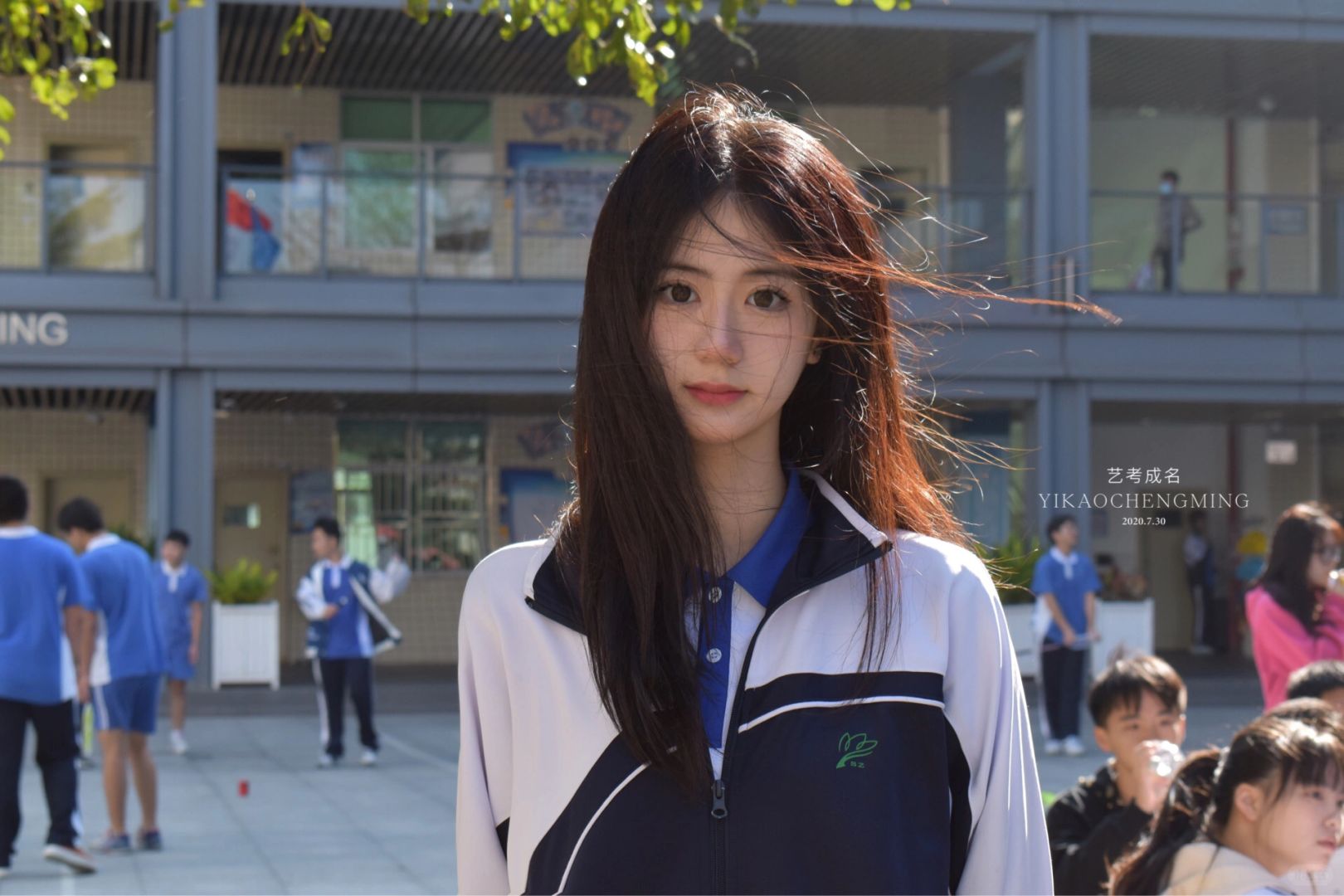 Nữ sinh cầm bảng tại hội thao tạo khoảnh khắc "kinh diễm" c&oacute; 1-0-2: Thanh xu&acirc;n sao c&oacute; thể thiếu một nữ thần như thế?- Ảnh 3.