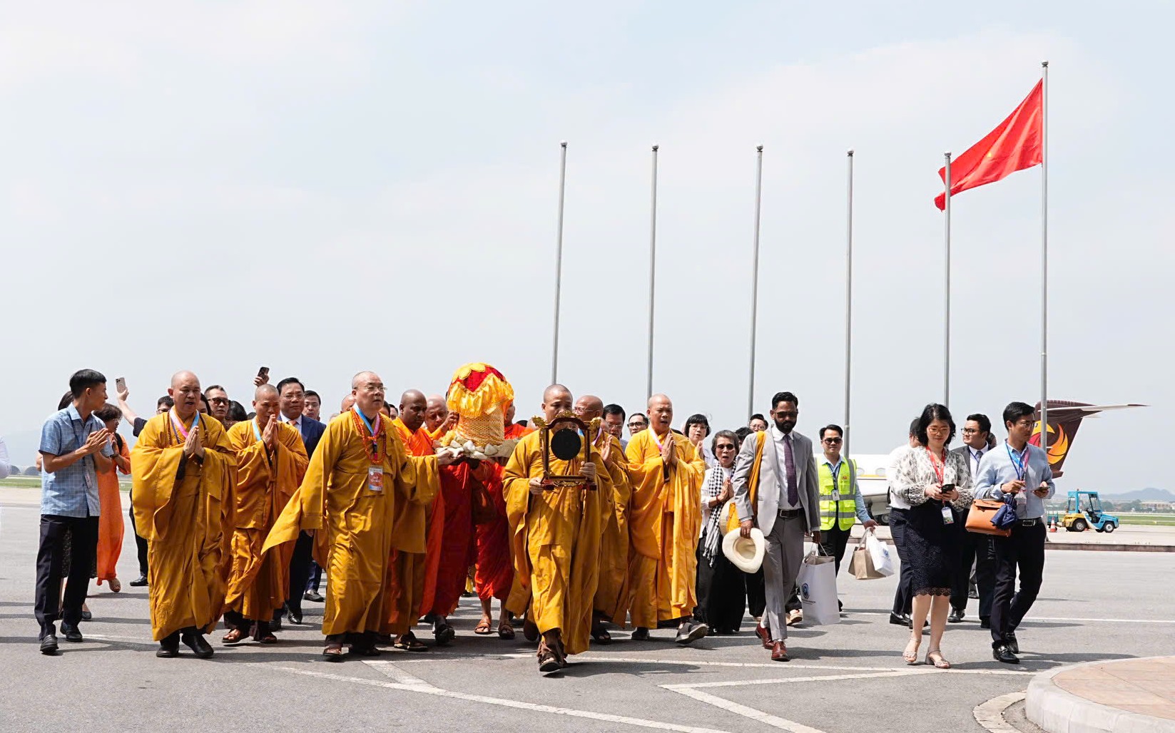 Cung rước xá lợi Phật tại sân bay Nội Bài - Ảnh 7.