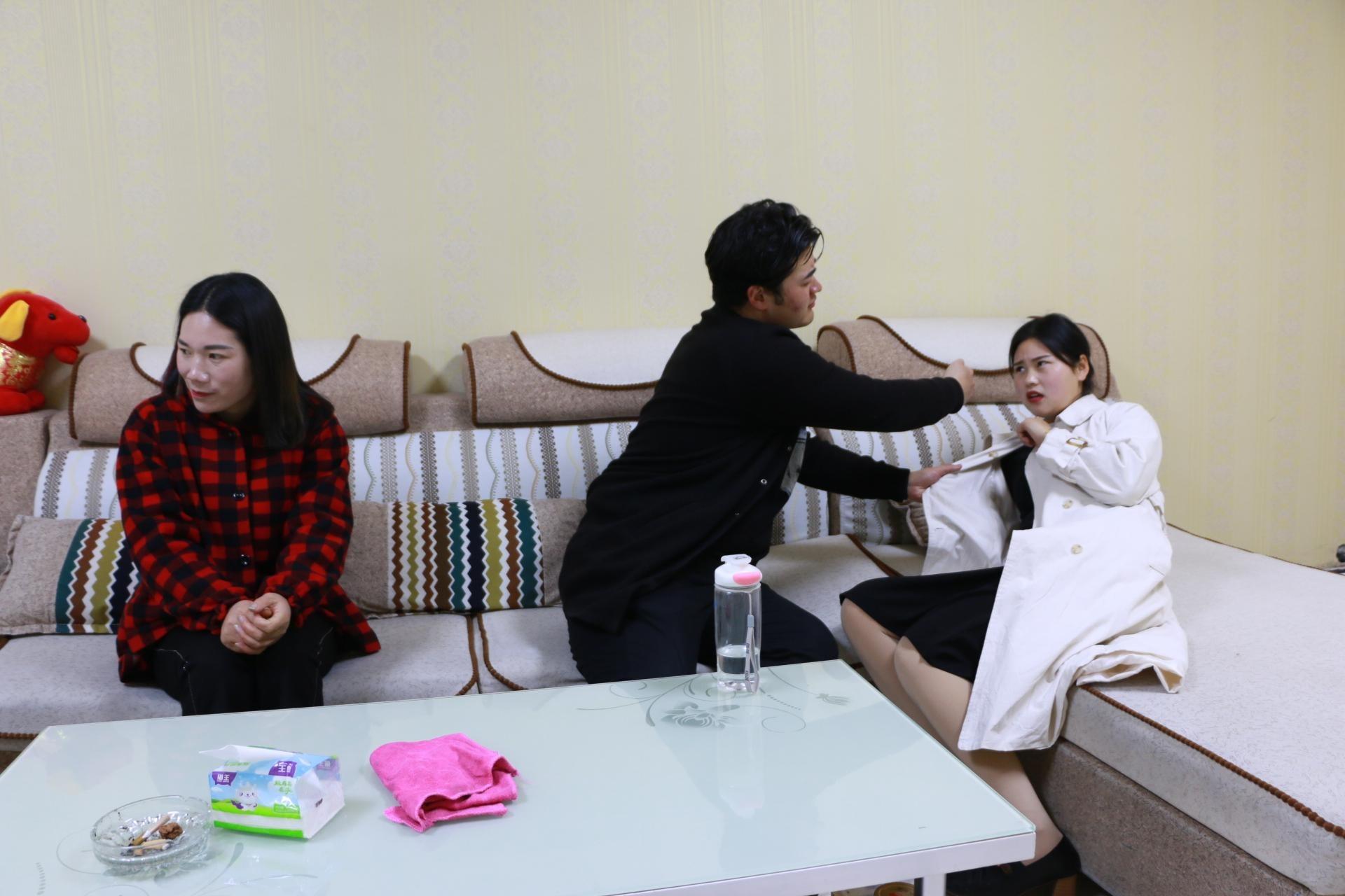 Nửa đêm, anh chồng đập cửa phòng tôi rầm rầm, chị dâu thì chống nạnh mắng oang oang, đến khi mẹ chồng chạy ra thì mọi chuyện mới sáng tỏ- Ảnh 1.