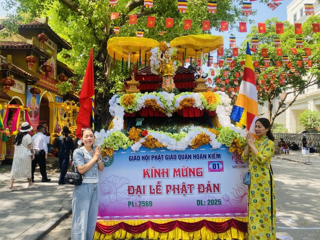 Cung rước xá lợi Đức Phật từ sân bay Nội Bài về chùa Quán Sứ - Ảnh 4.