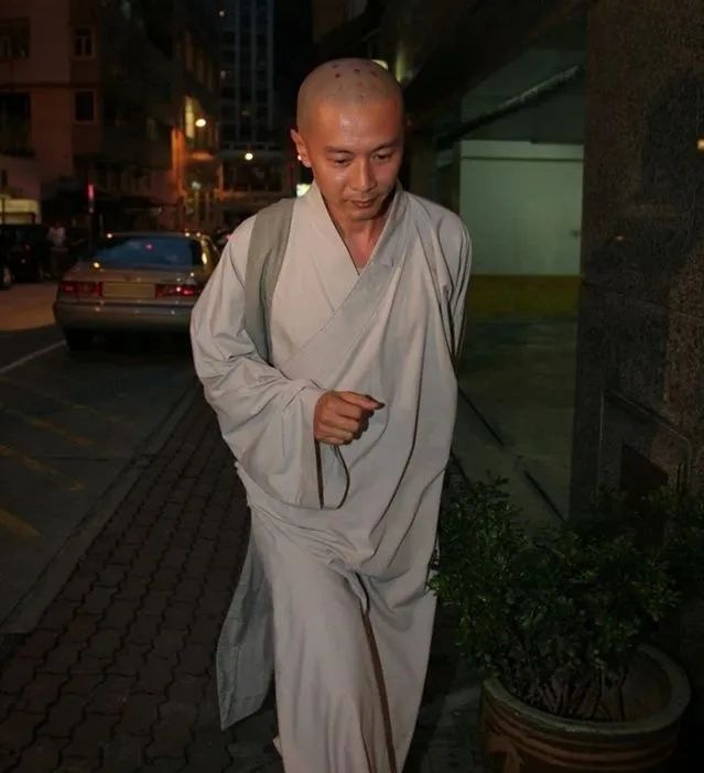 Nam diễn viên có bố làm chủ tịch bất ngờ bỏ khối tài sản 90 nghìn tỷ, xuống tóc đi tu rời showbiz- Ảnh 6. Nam diễn viên có bố làm chủ tịch bất ngờ bỏ khối tài sản 90 nghìn tỷ, xuống tóc đi tu rời showbiz- Ảnh 6.