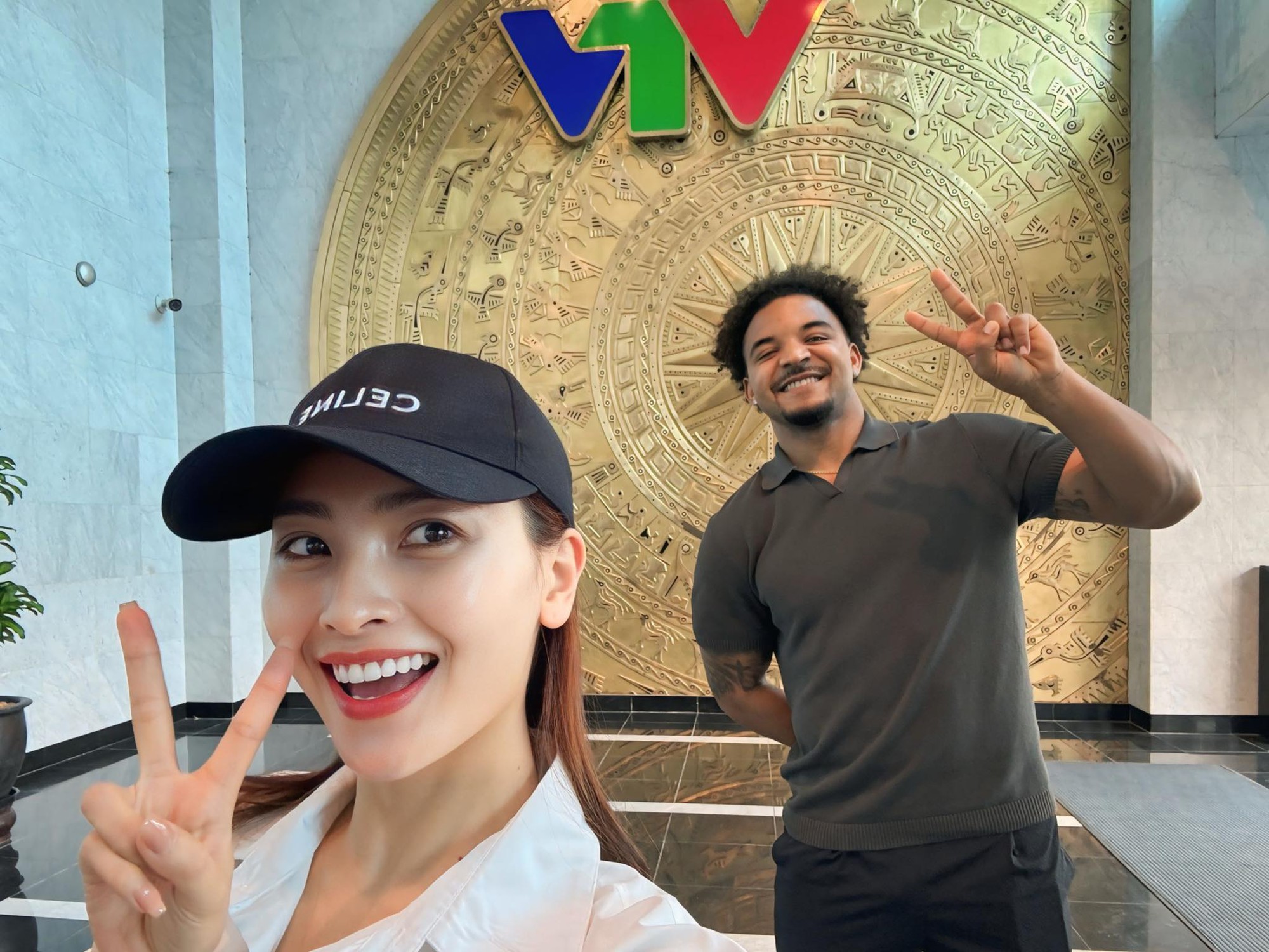 MC Huyền Trang Mù Tạt nhắn tin với “trai lạ” lúc nửa đêm, phản ứng của bạn trai cầu thủ gây chú ý- Ảnh 2.