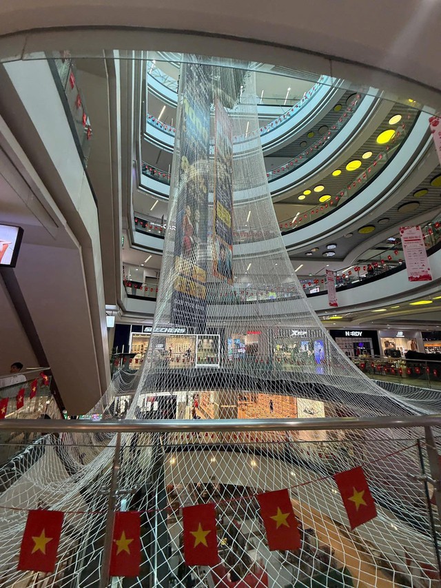 Hình ảnh mới của lưới an toàn tại Vạn Hạnh Mall gây ngỡ ngàng, người tận mắt chứng kiến thốt lên 1 điều- Ảnh 5. Hình ảnh mới của lưới an toàn tại Vạn Hạnh Mall gây ngỡ ngàng, người tận mắt chứng kiến thốt lên 1 điều- Ảnh 5.