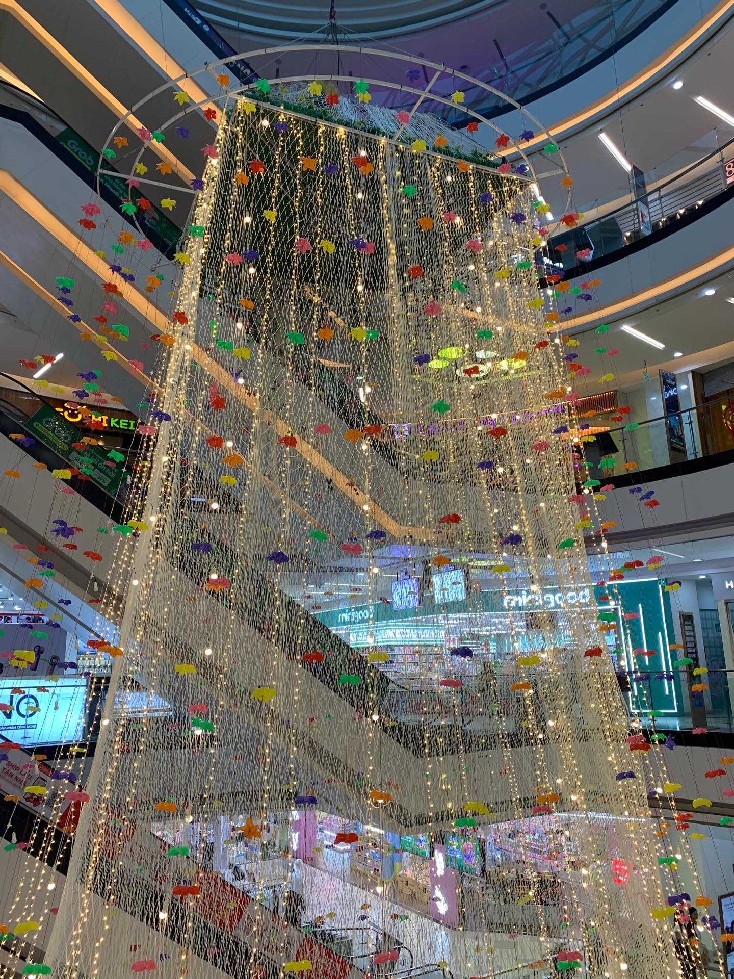 Hình ảnh mới của lưới an toàn tại Vạn Hạnh Mall gây ngỡ ngàng, người tận mắt chứng kiến thốt lên 1 điều- Ảnh 1. Hình ảnh mới của lưới an toàn tại Vạn Hạnh Mall gây ngỡ ngàng, người tận mắt chứng kiến thốt lên 1 điều- Ảnh 1.