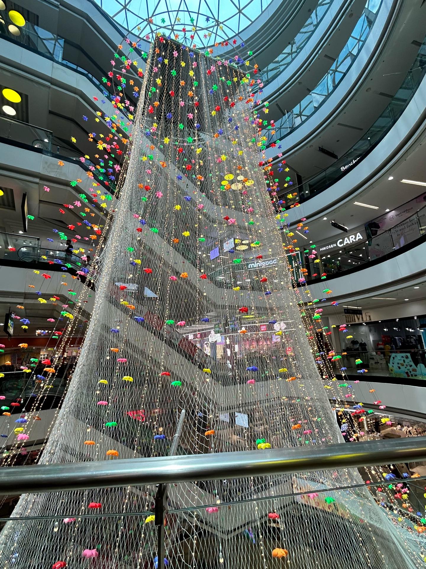 Hình ảnh mới của lưới an toàn tại Vạn Hạnh Mall gây ngỡ ngàng, người tận mắt chứng kiến thốt lên 1 điều- Ảnh 3. Hình ảnh mới của lưới an toàn tại Vạn Hạnh Mall gây ngỡ ngàng, người tận mắt chứng kiến thốt lên 1 điều- Ảnh 3.