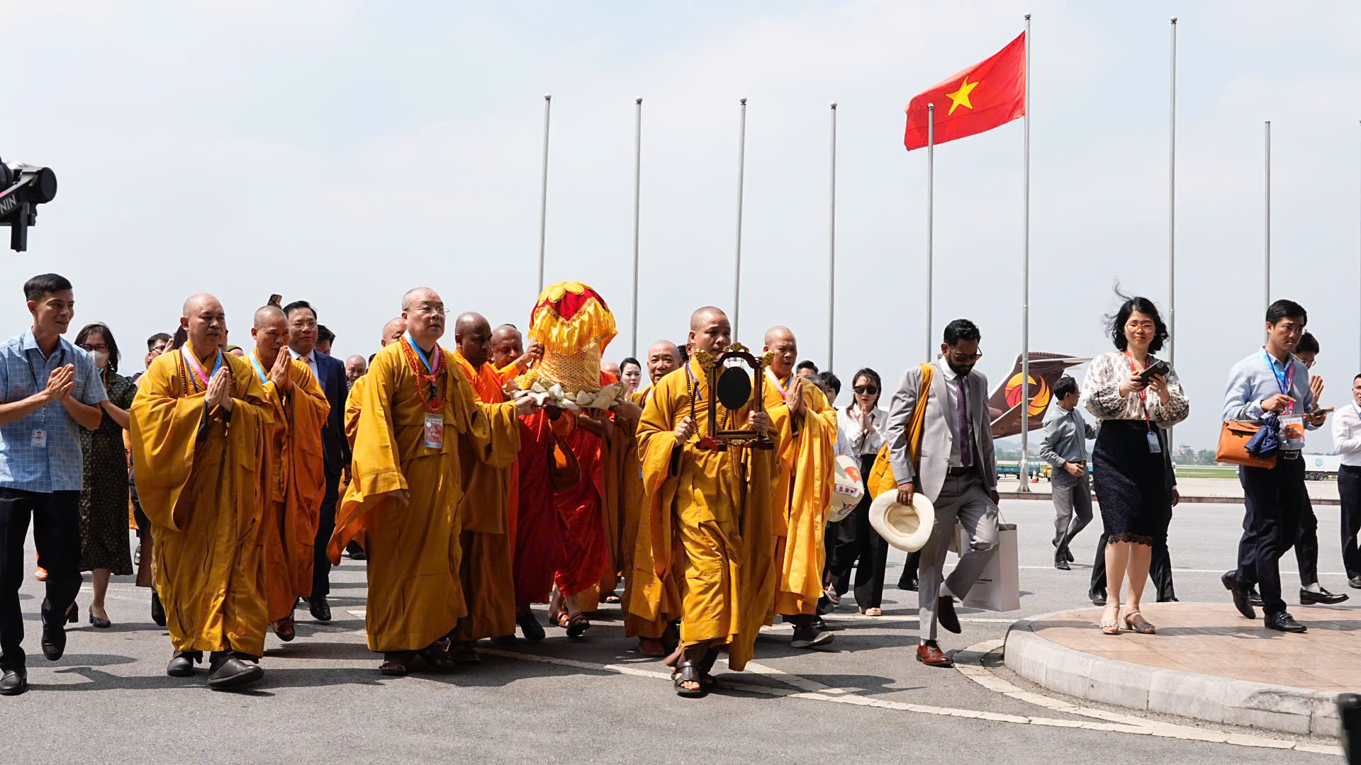 Cung rước xá lợi Phật tại sân bay Nội Bài- Ảnh 6. Cung rước xá lợi Phật tại sân bay Nội Bài - Ảnh 6.