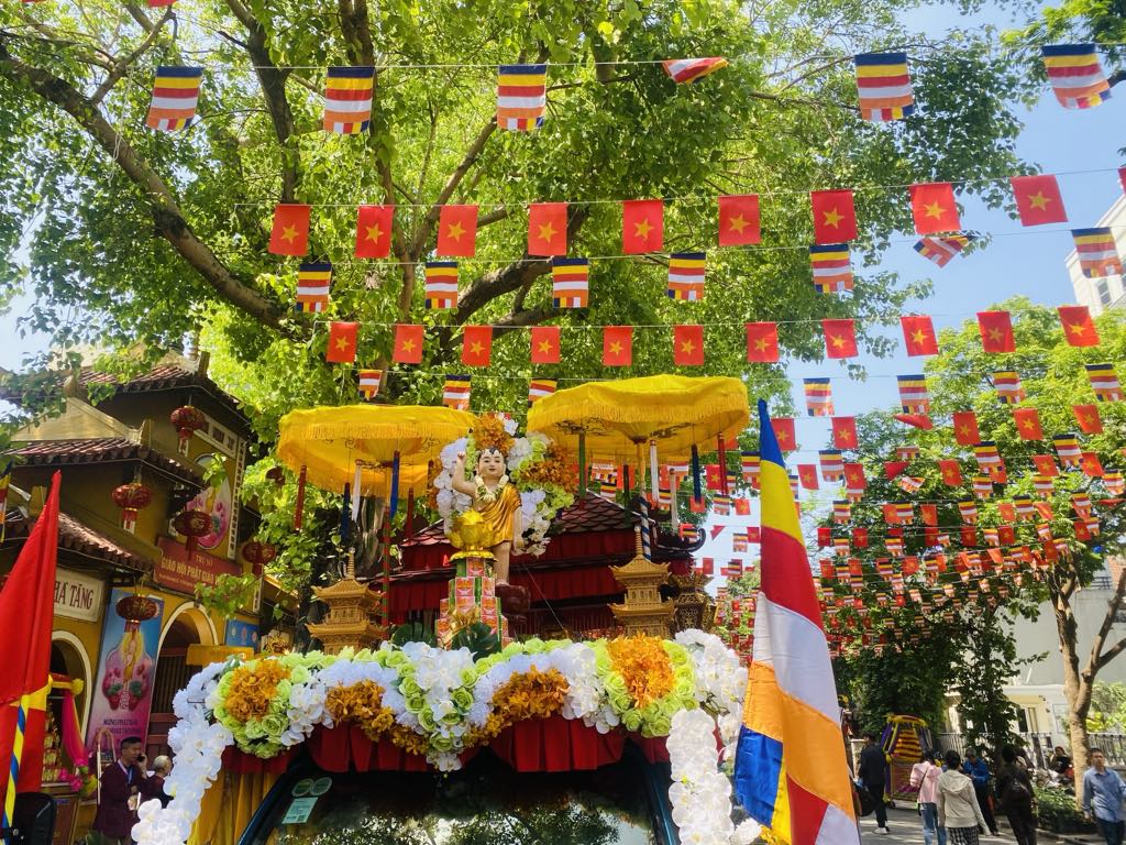 Cung rước xá lợi Đức Phật từ sân bay Nội Bài về chùa Quán Sứ - Ảnh 3.