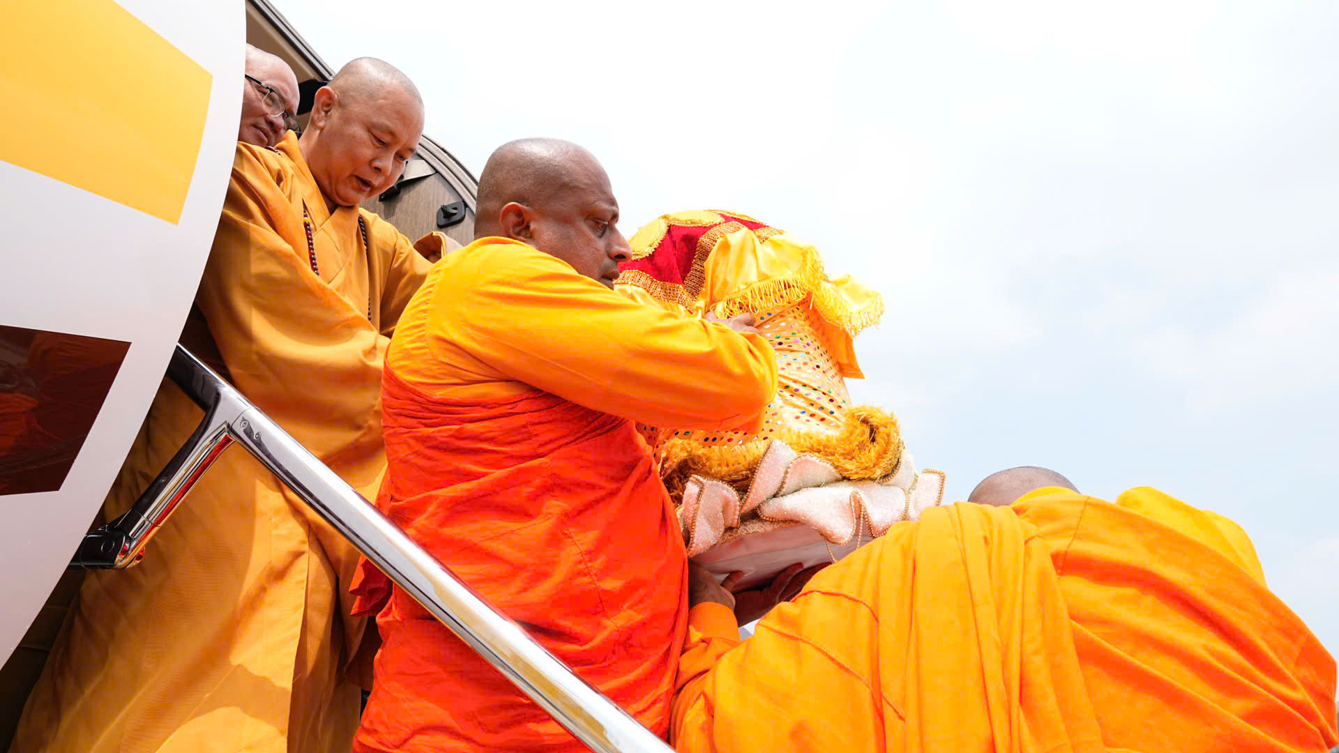 Cung rước xá lợi Phật tại sân bay Nội Bài - Ảnh 2.