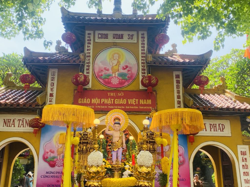 Cung rước xá lợi Đức Phật từ sân bay Nội Bài về chùa Quán Sứ - Ảnh 2.