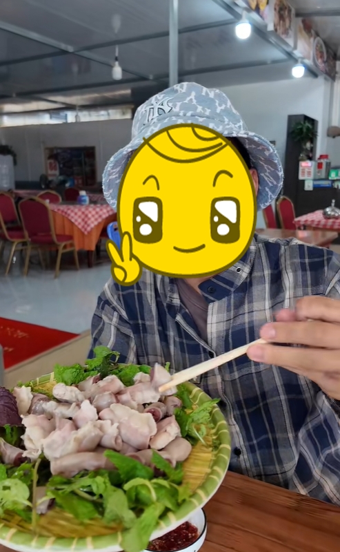 Nở rộ loạt clip cầm tiền sang nước ngoài mua lòng se điếu để ăn thử và review: Sự thật thế nào?- Ảnh 4. Nở rộ loạt clip cầm tiền sang nước ngoài mua lòng se điếu để ăn thử và review: Sự thật thế nào?- Ảnh 4.