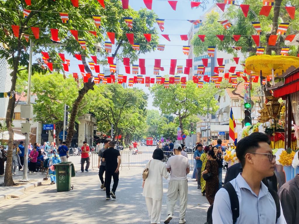 Cung rước xá lợi Đức Phật từ sân bay Nội Bài về chùa Quán Sứ - Ảnh 6.