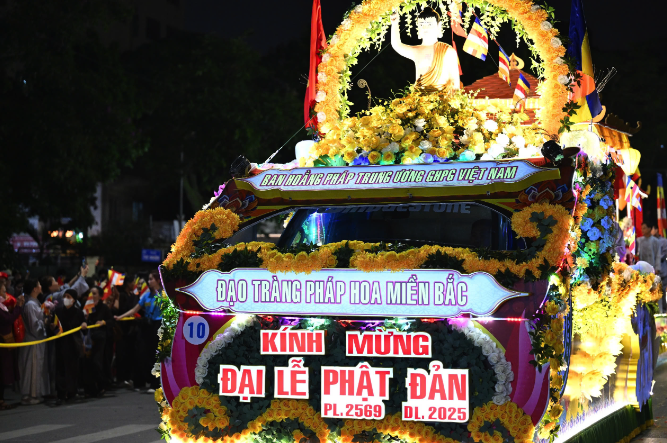 Cung nghinh xá lợi Đức Phật nhiễu quanh hồ Hoàn Kiếm- Ảnh 3.