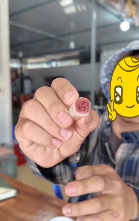 Nở rộ loạt clip cầm tiền sang nước ngoài mua lòng se điếu để ăn thử và review: Sự thật thế nào?- Ảnh 3. Nở rộ loạt clip cầm tiền sang nước ngoài mua lòng se điếu để ăn thử và review: Sự thật thế nào?- Ảnh 3.