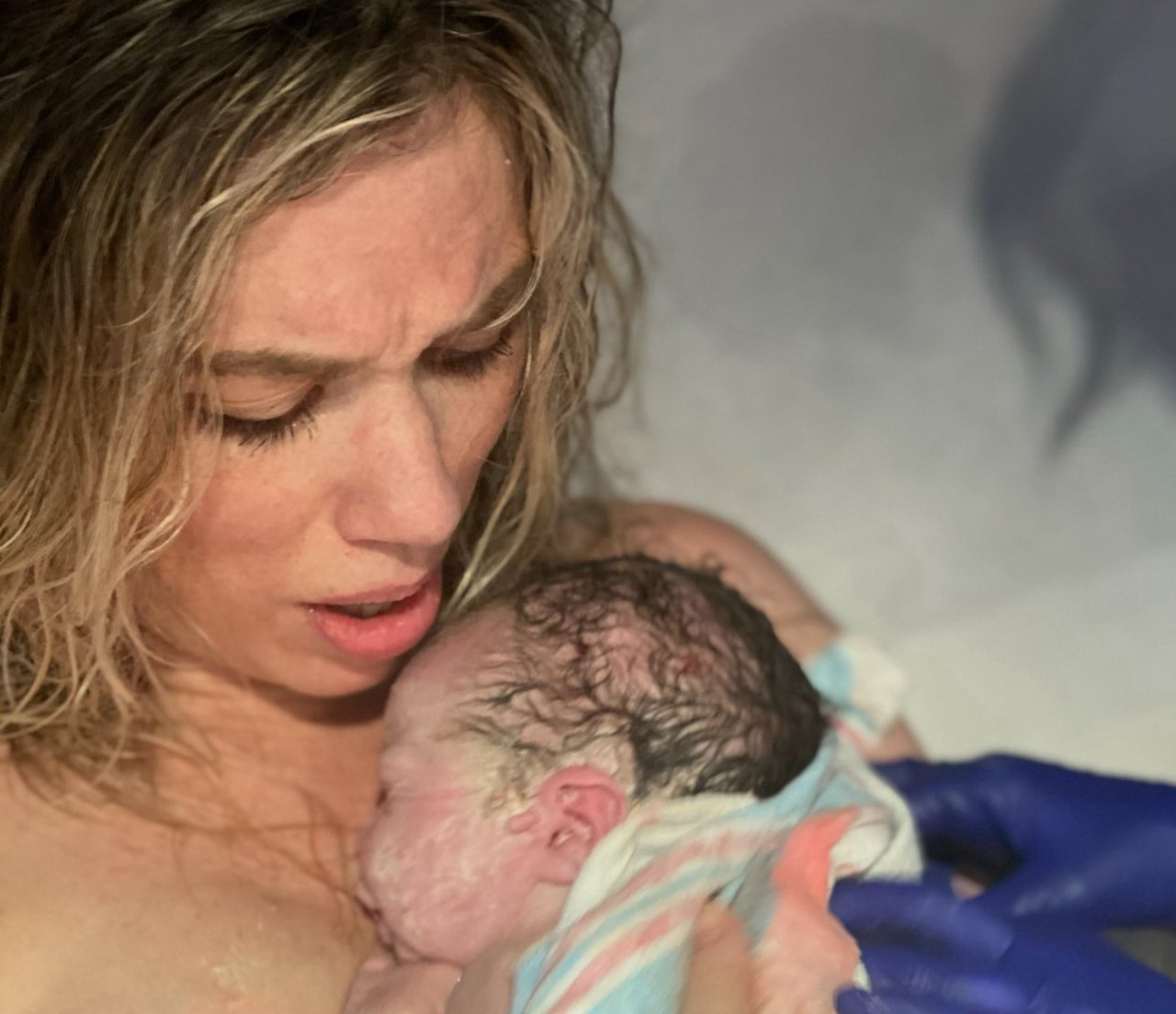 Nữ diễn vi&ecirc;n g&acirc;y sốc khi c&ocirc;ng khai bộ ảnh cận cảnh khoảnh khắc sinh con: Lột tả tất cả những g&igrave; đau đớn v&agrave; hạnh ph&uacute;c nhất của người l&agrave;m mẹ- Ảnh 2.