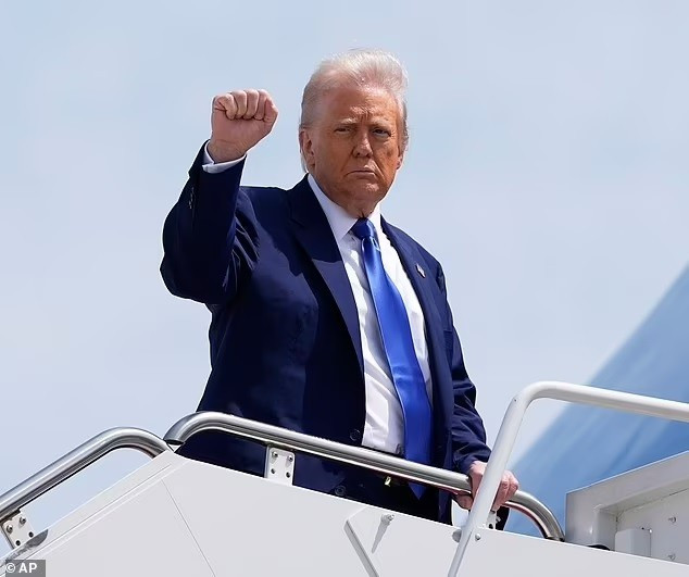 Chuyên cơ của Trump: Cung điện bay 400 triệu USD được Qatar tặng cựu Tổng thống Mỹ - Ảnh 12. Chuyên cơ của Trump: Cung điện bay 400 triệu USD được Qatar tặng cựu Tổng thống Mỹ - Ảnh 12.