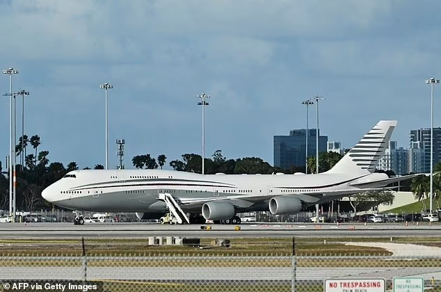 Chuyên cơ của Trump: Cung điện bay 400 triệu USD được Qatar tặng cựu Tổng thống Mỹ - Ảnh 1. Chuyên cơ của Trump: Cung điện bay 400 triệu USD được Qatar tặng cựu Tổng thống Mỹ - Ảnh 1.