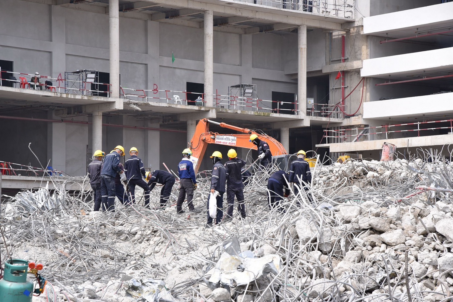 Vụ sập t&ograve;a nh&agrave; ở Bangkok: Ph&aacute;t hiện chữ k&yacute; giả mạo trong hồ sơ x&acirc;y dựng - Ảnh 1.