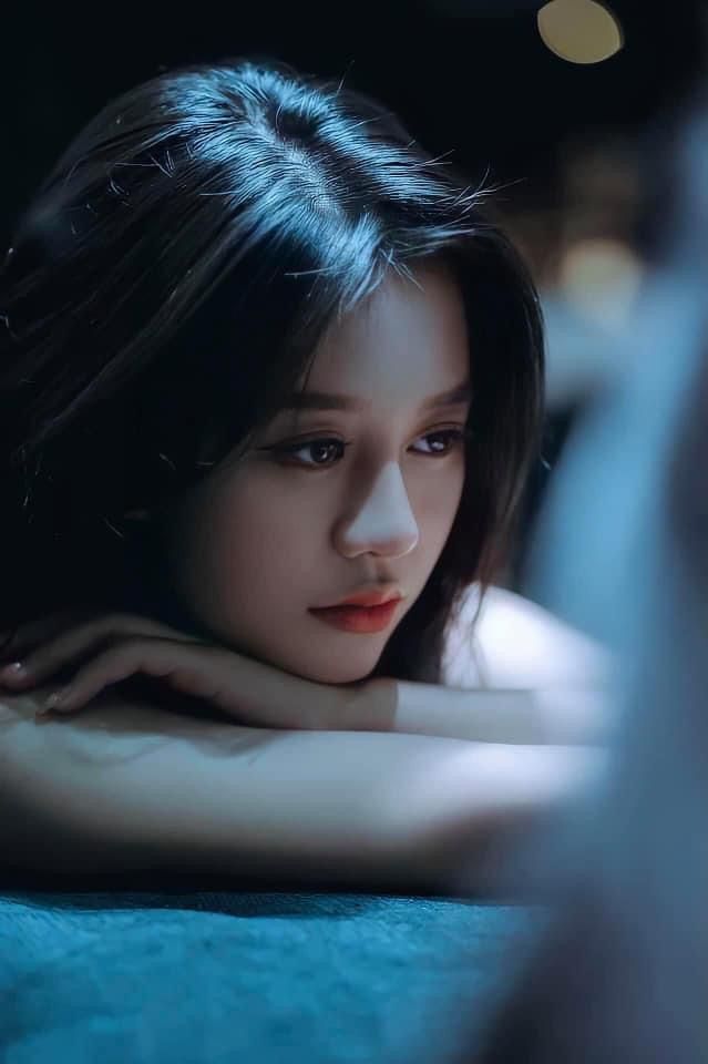 Cứ 4h chiều, mẹ chồng vốn lu&ocirc;n đoan trang hiền l&agrave;nh lại x&aacute;ch t&uacute;i r&aacute;ch đi đổ cả tiếng đồng hồ kh&ocirc;ng về v&agrave; b&iacute; mật của b&agrave; trong 1 con ng&otilde; nhỏ- Ảnh 1.