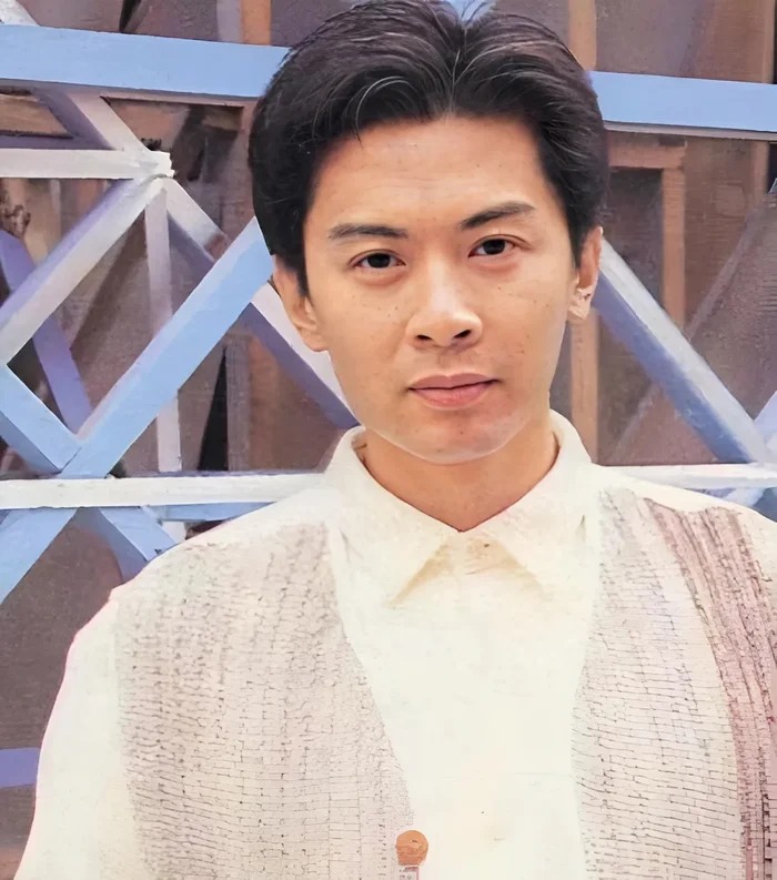 Nam diễn viên có bố làm chủ tịch bất ngờ bỏ khối tài sản 90 nghìn tỷ, xuống tóc đi tu rời showbiz- Ảnh 1. Nam diễn viên có bố làm chủ tịch bất ngờ bỏ khối tài sản 90 nghìn tỷ, xuống tóc đi tu rời showbiz- Ảnh 1.