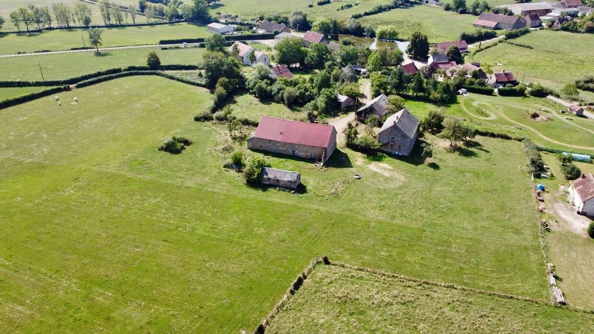 Ch&aacute;n cảnh sống x&ocirc; bồ, cặp đ&ocirc;i vung tiền mua cả ng&ocirc;i l&agrave;ng để hưởng thụ - Ảnh 2.