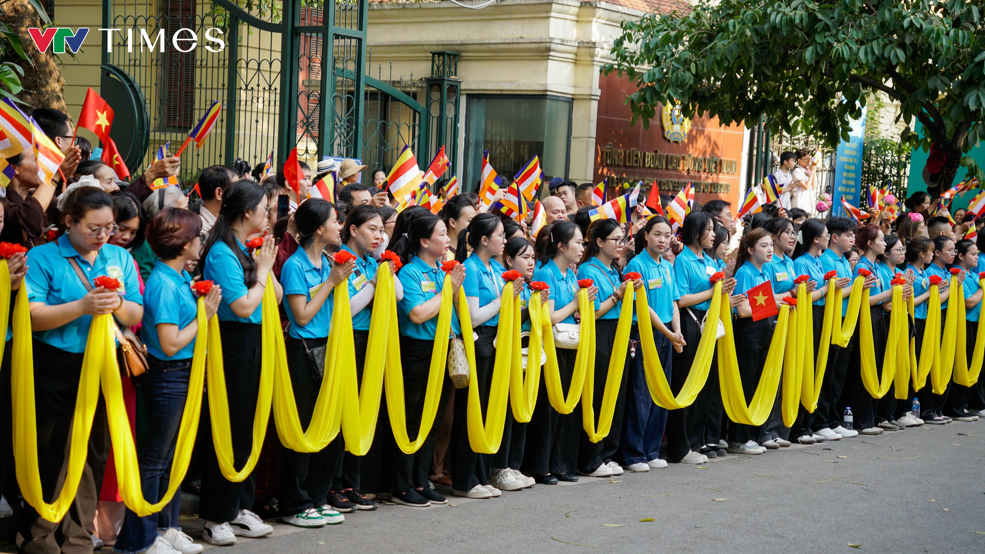 Hàng ngàn người dân Hà Nội cung rước Xá lợi Phật về chùa Quán Sứ - Ảnh 7. Hàng ngàn người dân Hà Nội cung rước Xá lợi Phật về chùa Quán Sứ - Ảnh 7.