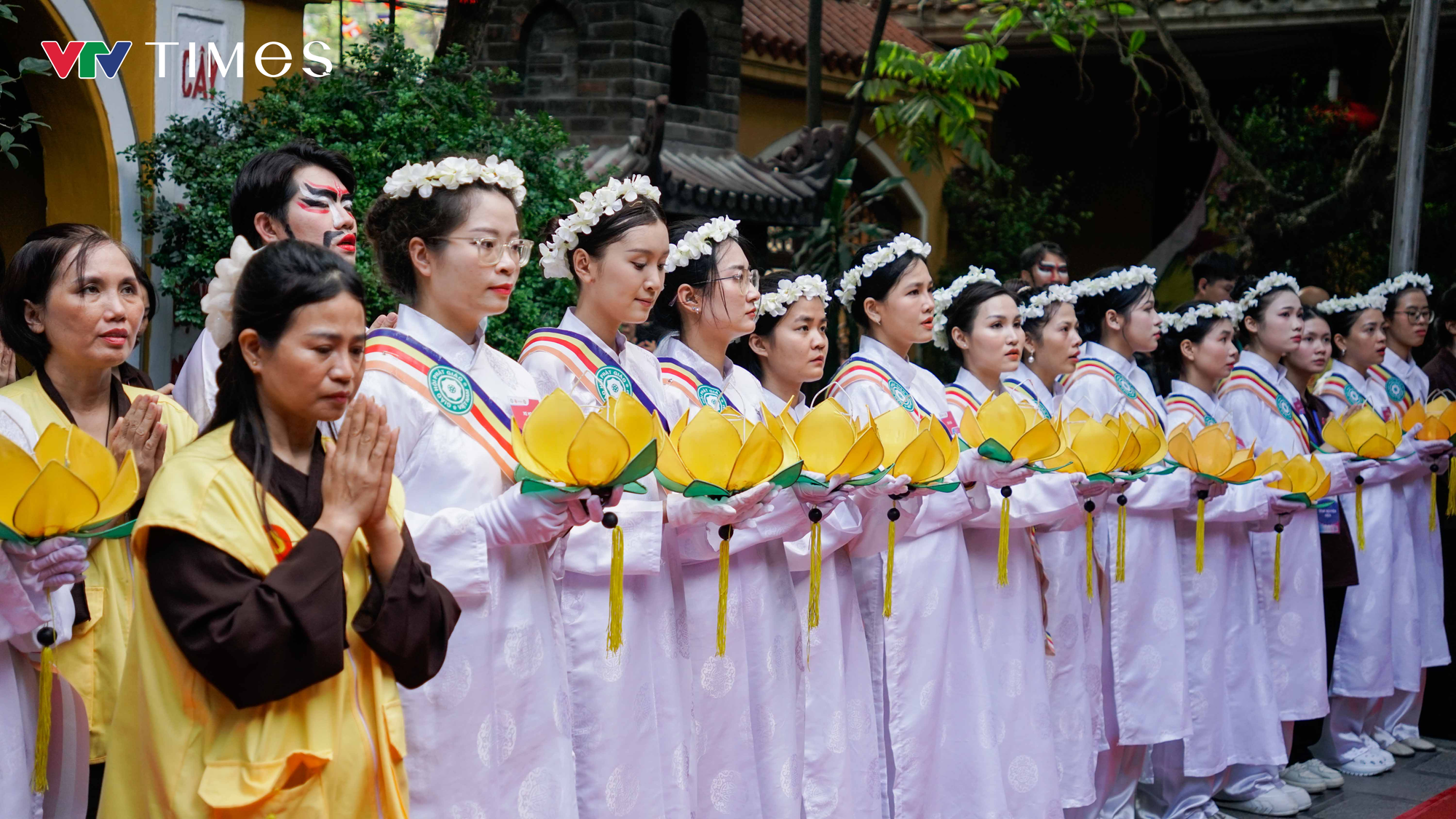 Hàng ngàn người dân Hà Nội cung rước Xá lợi Phật về chùa Quán Sứ - Ảnh 8. Hàng ngàn người dân Hà Nội cung rước Xá lợi Phật về chùa Quán Sứ - Ảnh 8.
