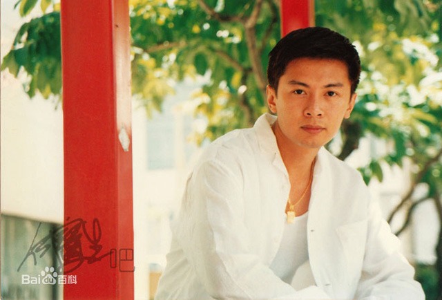 Nam diễn viên có bố làm chủ tịch bất ngờ bỏ khối tài sản 90 nghìn tỷ, xuống tóc đi tu rời showbiz- Ảnh 3. Nam diễn viên có bố làm chủ tịch bất ngờ bỏ khối tài sản 90 nghìn tỷ, xuống tóc đi tu rời showbiz- Ảnh 3.