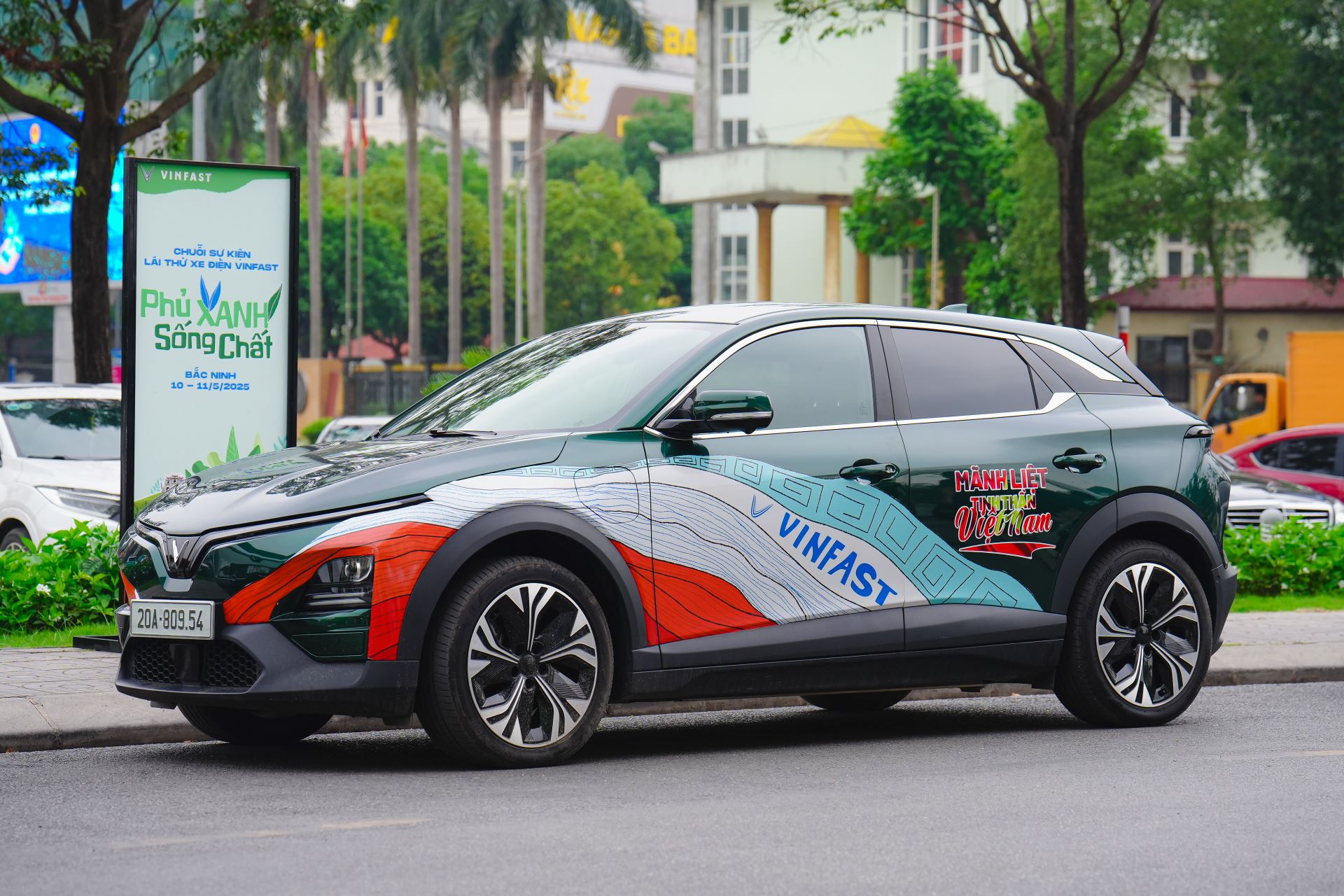 Chuỗi sự kiện “Phủ Xanh, Sống Chất”: Chủ xe xăng đổi sang xe điện sau 30 phút cầm lái VF 6 - Ảnh 1.