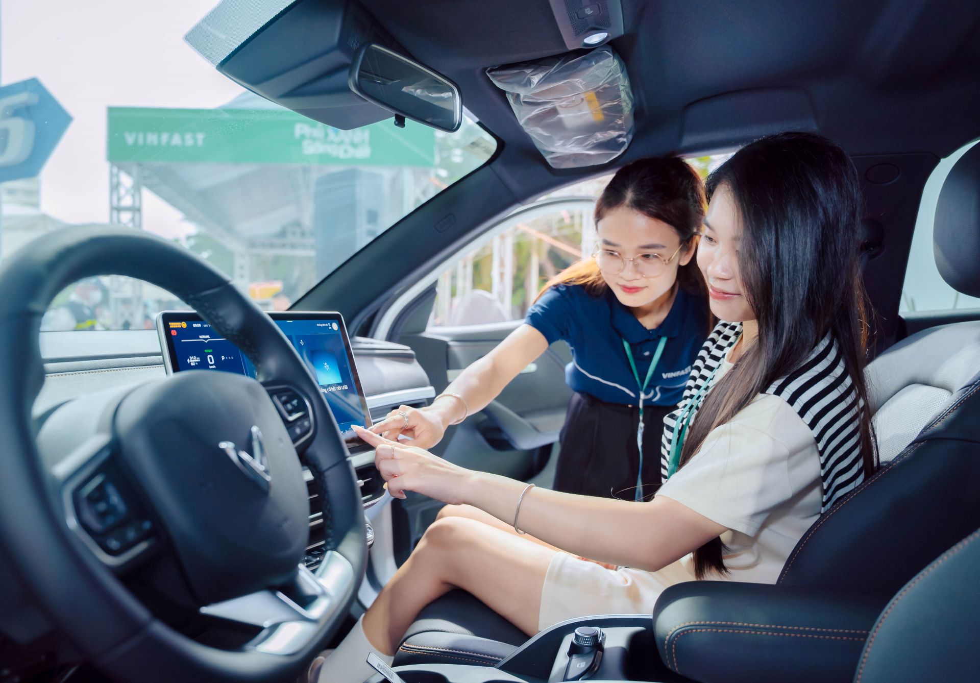 Chuỗi sự kiện “Phủ Xanh, Sống Chất”: Chủ xe xăng đổi sang xe điện sau 30 phút cầm lái VF 6 - Ảnh 3.