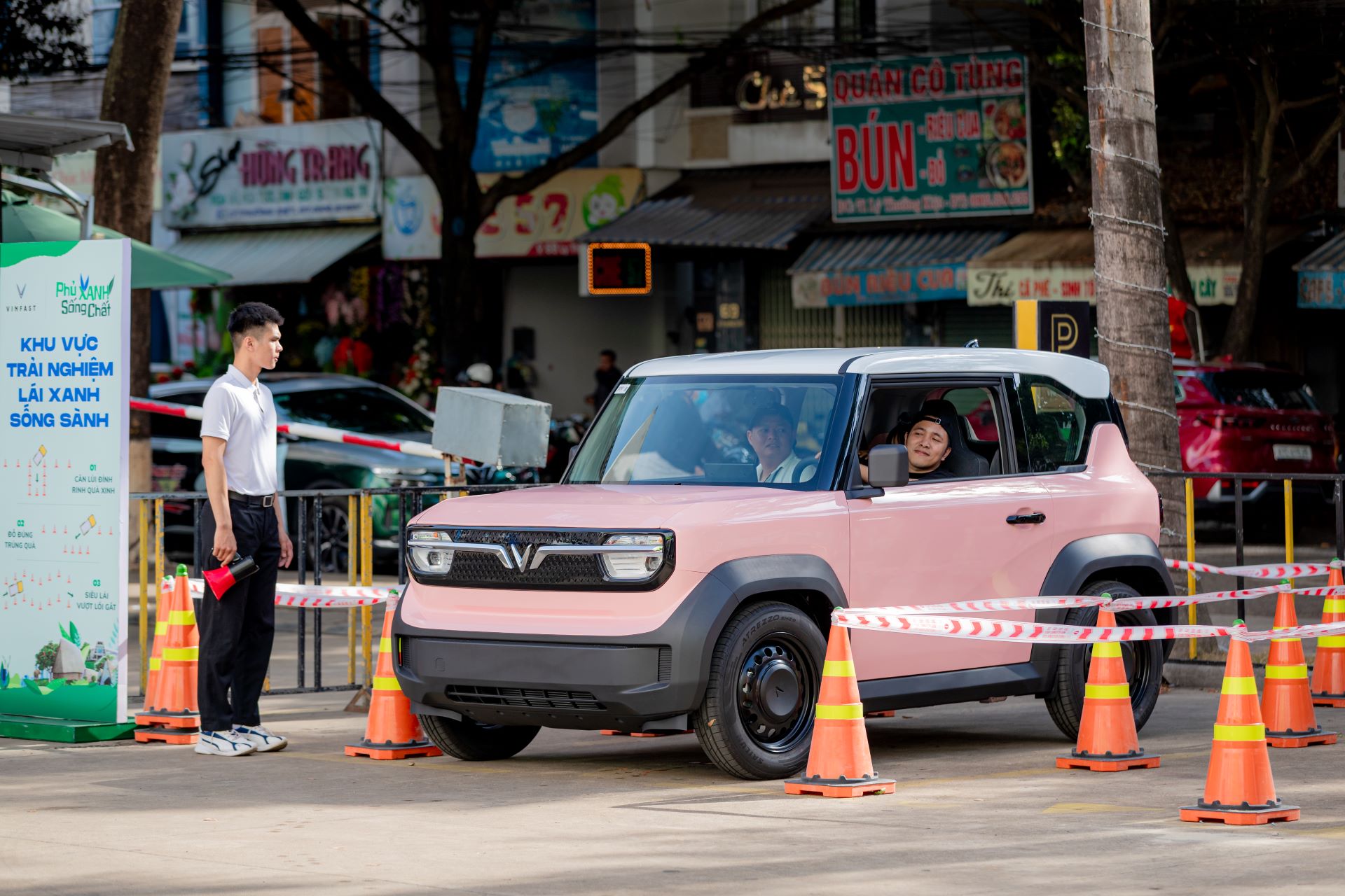 Chuỗi sự kiện “Phủ Xanh, Sống Chất”: Chủ xe xăng đổi sang xe điện sau 30 phút cầm lái VF 6 - Ảnh 6.