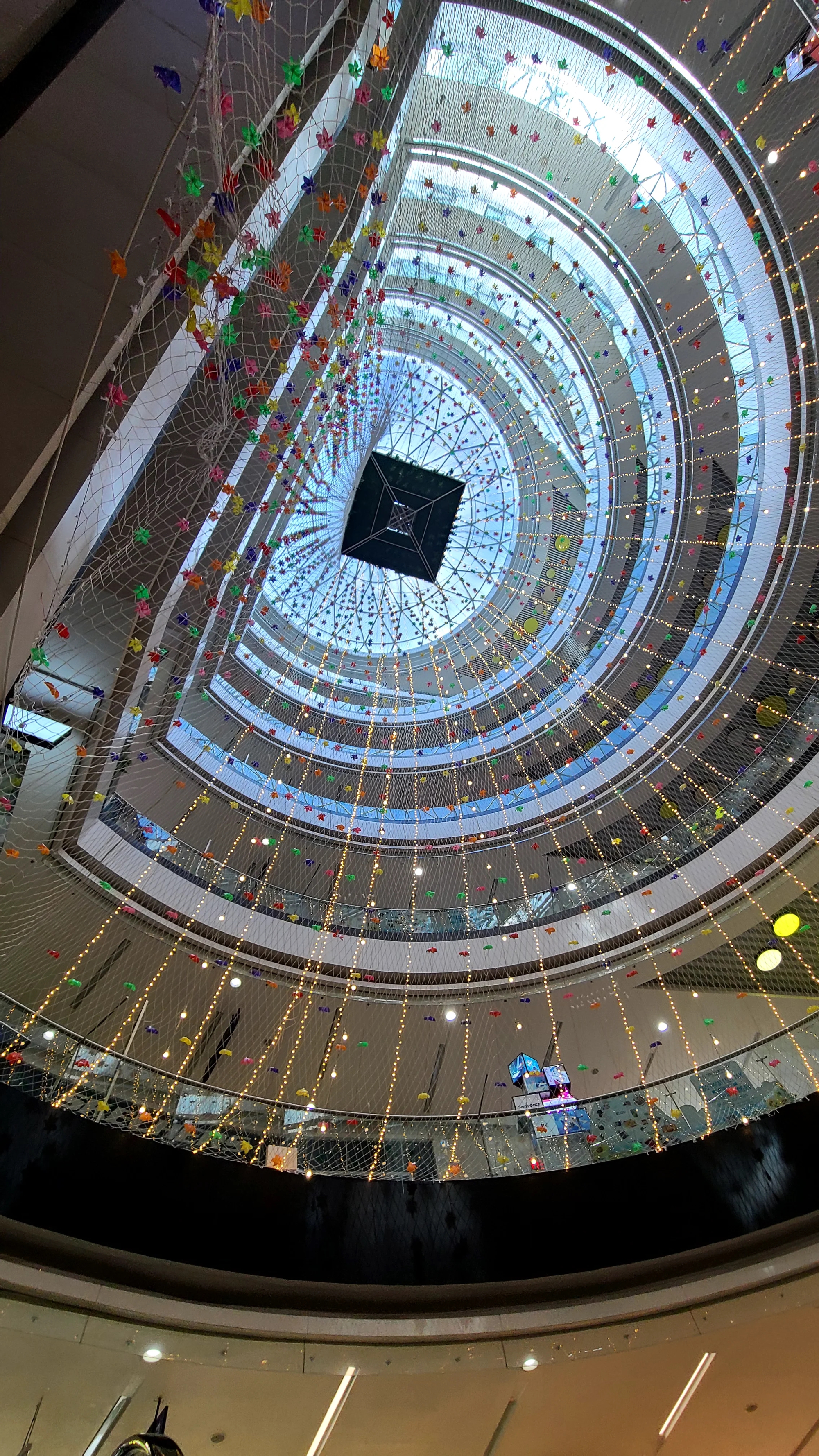 Hình ảnh mới của lưới an toàn tại Vạn Hạnh Mall gây ngỡ ngàng, người tận mắt chứng kiến thốt lên 1 điều- Ảnh 4. Hình ảnh mới của lưới an toàn tại Vạn Hạnh Mall gây ngỡ ngàng, người tận mắt chứng kiến thốt lên 1 điều- Ảnh 4.