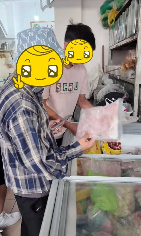 Nở rộ loạt clip cầm tiền sang nước ngoài mua lòng se điếu để ăn thử và review: Sự thật thế nào?- Ảnh 1. Nở rộ loạt clip cầm tiền sang nước ngoài mua lòng se điếu để ăn thử và review: Sự thật thế nào?- Ảnh 1.