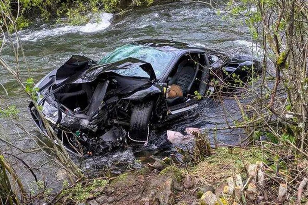 Xe sang Ferrari lao xuống sông, phát hiện thi thể đôi nam nữ bên trong- Ảnh 1.