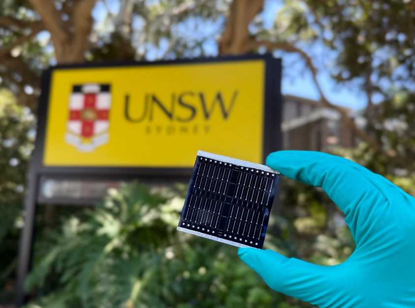 Đột ph&aacute; với tấm pin năng lượng mặt trời l&agrave;m từ vật liệu kh&ocirc;ng ngờ- Ảnh 1.