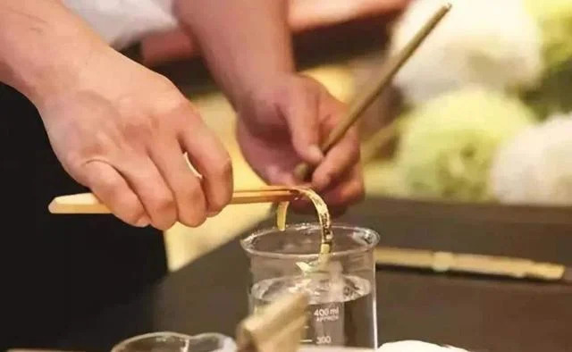 Vòng vàng chảy chất lỏng lạ và mất luôn 1.7 gram, chủ cửa hàng đáp trả bằng 1 câu khiến ai cũng phẫn nộ - Ảnh 2.