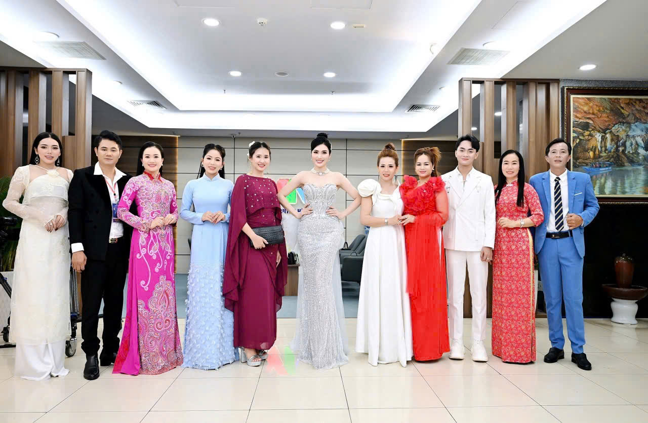 MC Kim Huyền Sâm diện đầm bó sát khoe sắc vóc quyến rũ- Ảnh 3. MC Kim Huyền Sâm diện đầm bó sát khoe sắc vóc quyến rũ- Ảnh 3.