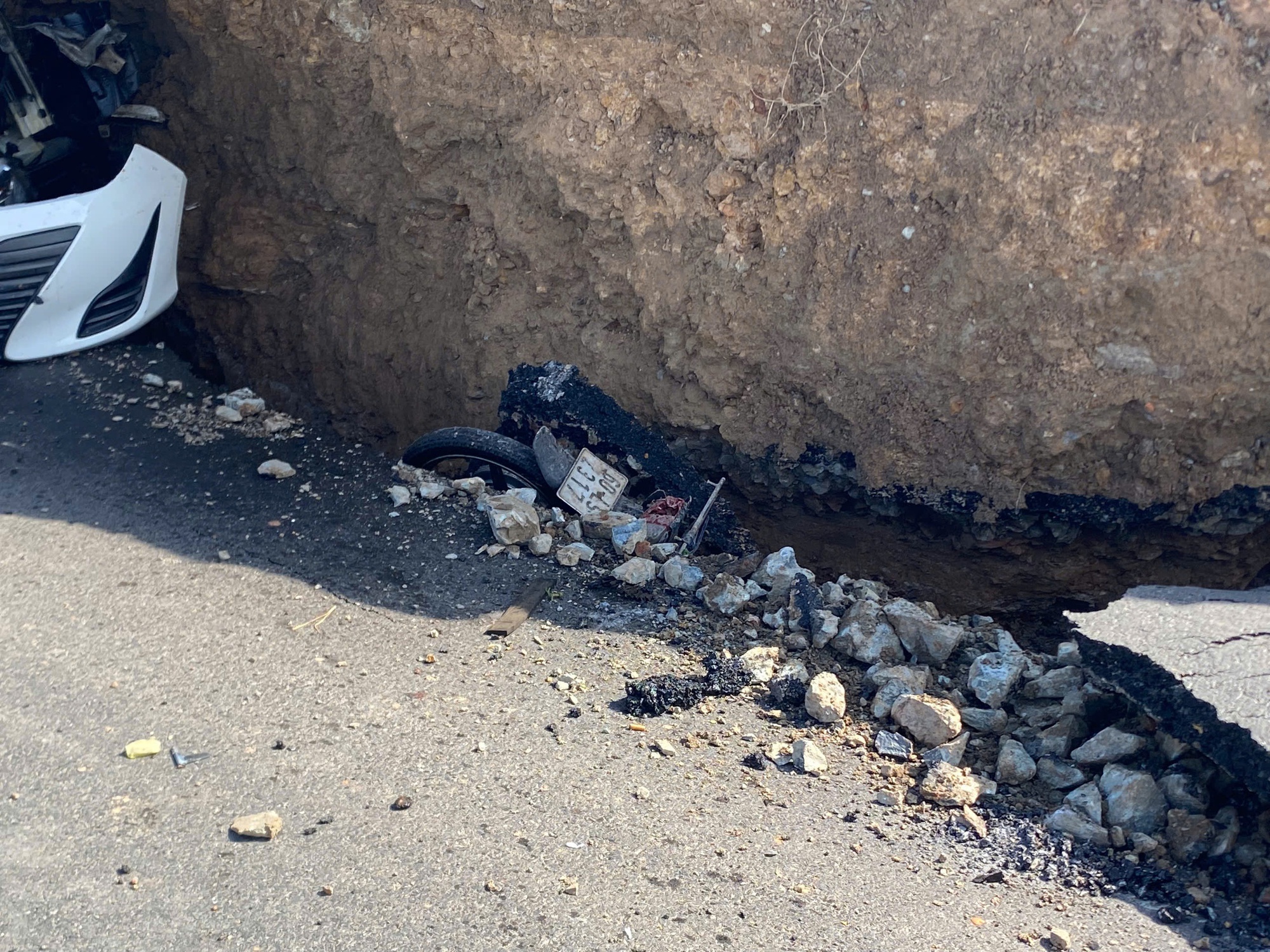 Sụt lún Tây Ninh: Ô tô và xe máy rơi xuống hố , nhà thầu nào chịu trách nhiệm? - Ảnh 2. Sụt lún Tây Ninh: Ô tô và xe máy rơi xuống hố , nhà thầu nào chịu trách nhiệm? - Ảnh 2.