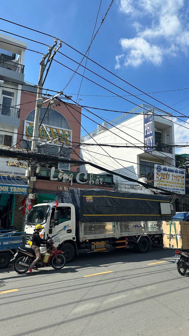 HOT: Cơ sở Lòng Chát TP.HCM bất ngờ dọn bàn ghế và bát đĩa chuyển đi dù chỉ mới thông báo HOT: Cơ sở Lòng Chát TP.HCM bất ngờ dọn bàn ghế và bát đĩa chuyển đi dù chỉ mới thông báo