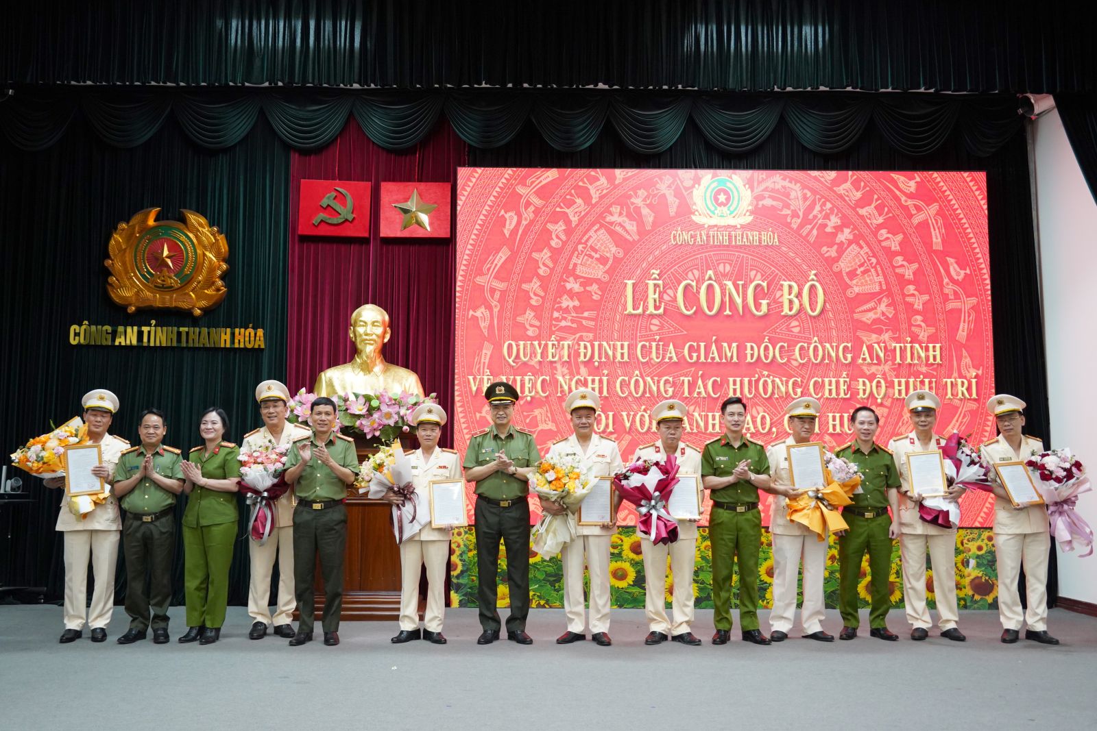 18 lãnh đạo, chỉ huy trong Công an Thanh Hóa nghỉ hưu trước tuổi- Ảnh 2.