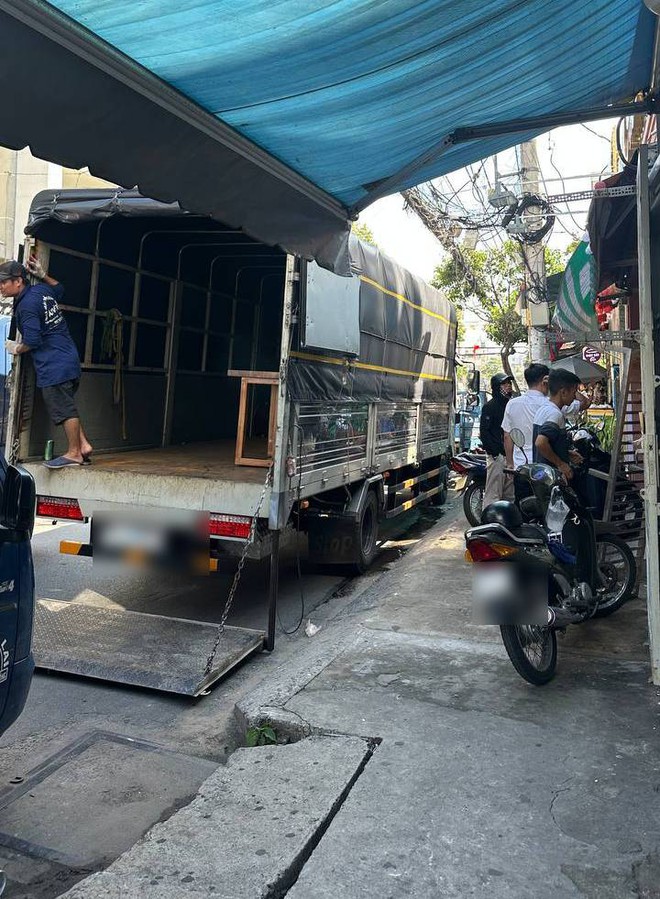 HOT: Cơ sở Lòng Chát TP.HCM bất ngờ dọn bàn ghế và bát đĩa chuyển đi dù chỉ mới thông báo HOT: Cơ sở Lòng Chát TP.HCM bất ngờ dọn bàn ghế và bát đĩa chuyển đi dù chỉ mới thông báo