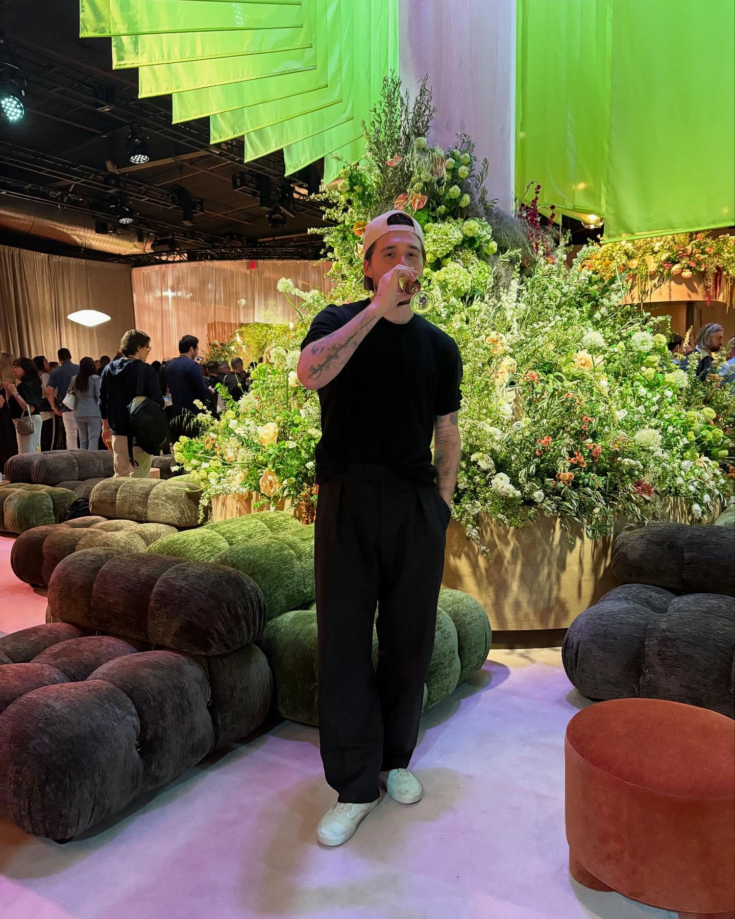 Con trai cả nh&agrave; Beckham tự tay tung ảnh n&eacute;t căng c&ugrave;ng vợ tiệc t&ugrave;ng giữa drama gia đ&igrave;nh: Thực sự bị vợ kiểm so&aacute;t?- Ảnh 5.