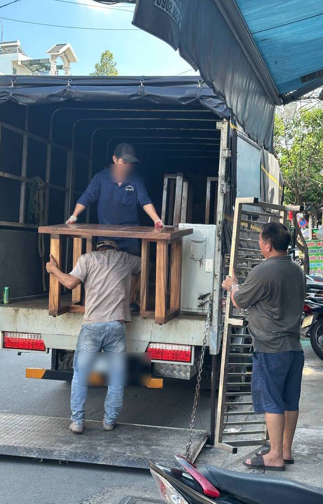 HOT: Cơ sở Lòng Chát TP.HCM bất ngờ dọn bàn ghế và bát đĩa chuyển đi dù chỉ mới thông báo HOT: Cơ sở Lòng Chát TP.HCM bất ngờ dọn bàn ghế và bát đĩa chuyển đi dù chỉ mới thông báo