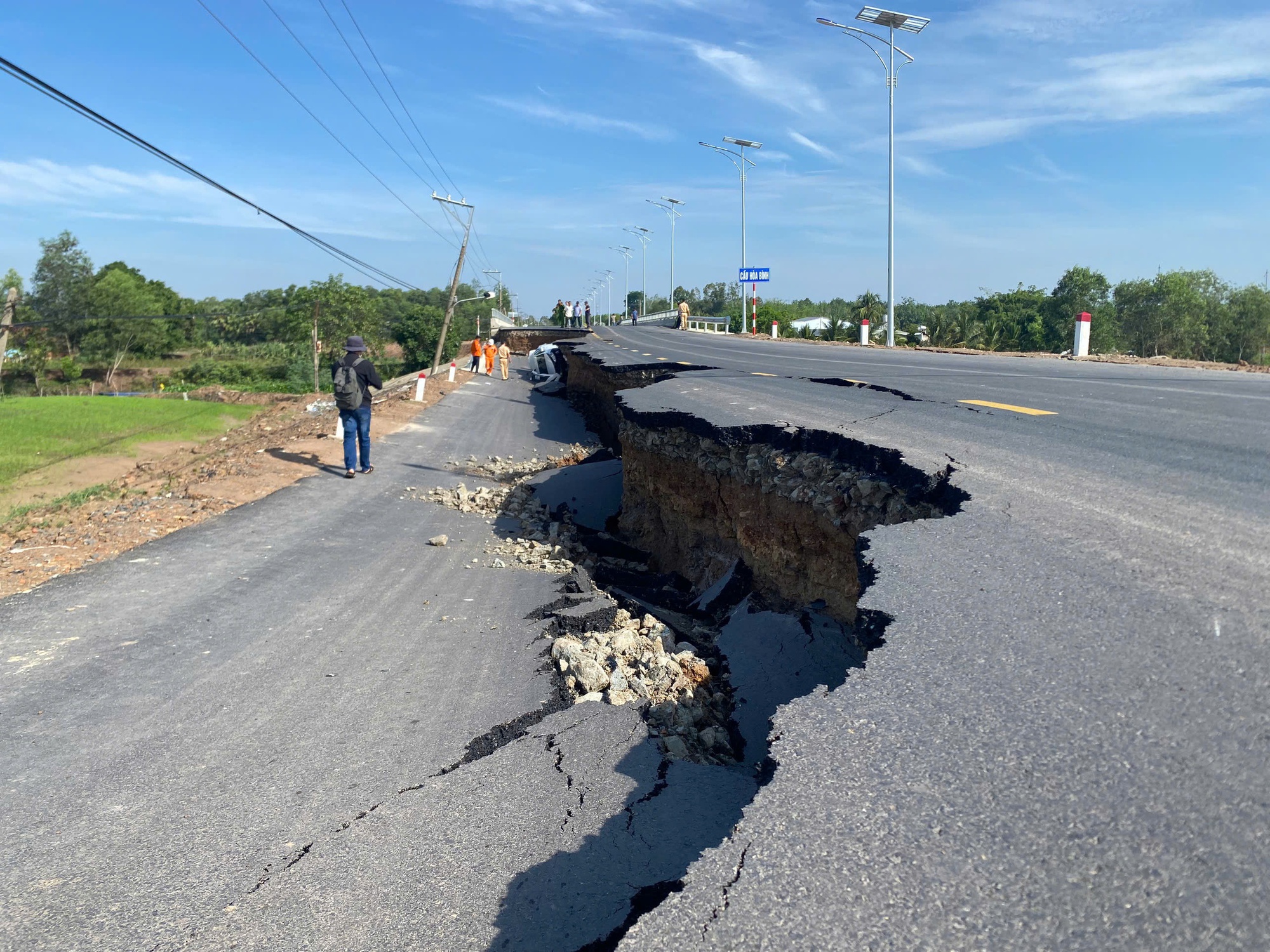 Sụt lún Tây Ninh: Ô tô và xe máy rơi xuống hố , nhà thầu nào chịu trách nhiệm? - Ảnh 1. Sụt lún Tây Ninh: Ô tô và xe máy rơi xuống hố , nhà thầu nào chịu trách nhiệm? - Ảnh 1.