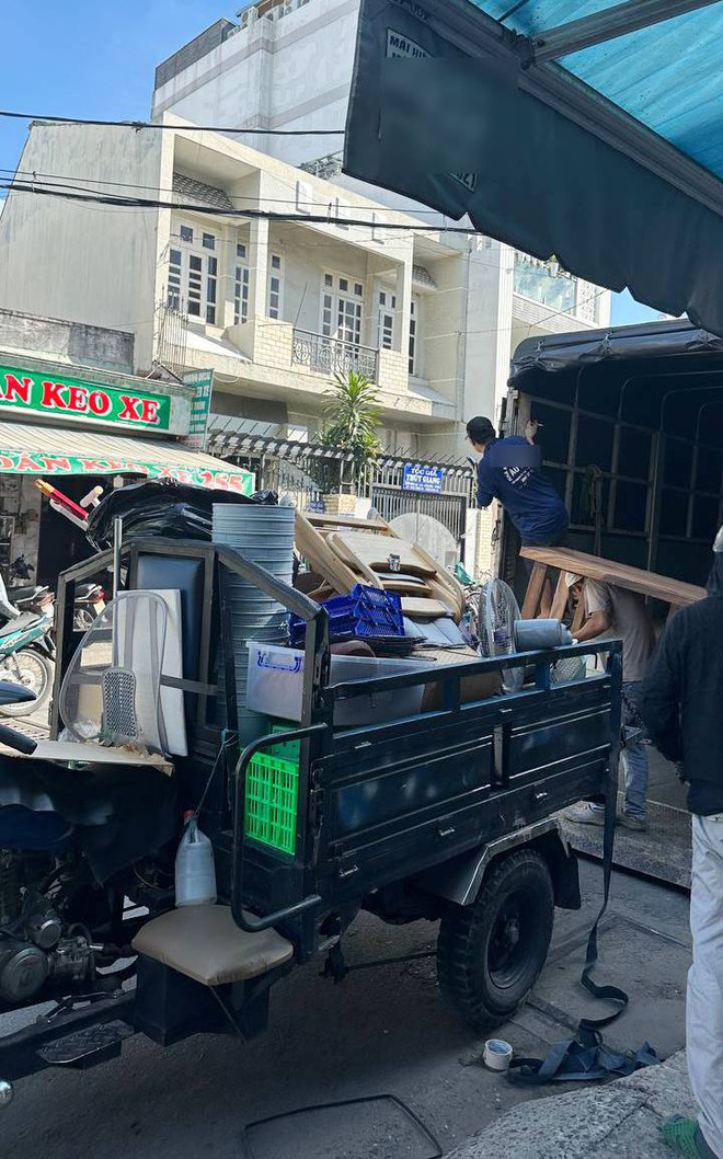 HOT: Cơ sở Lòng Chát TP.HCM bất ngờ dọn bàn ghế và bát đĩa chuyển đi dù chỉ mới thông báo HOT: Cơ sở Lòng Chát TP.HCM bất ngờ dọn bàn ghế và bát đĩa chuyển đi dù chỉ mới thông báo