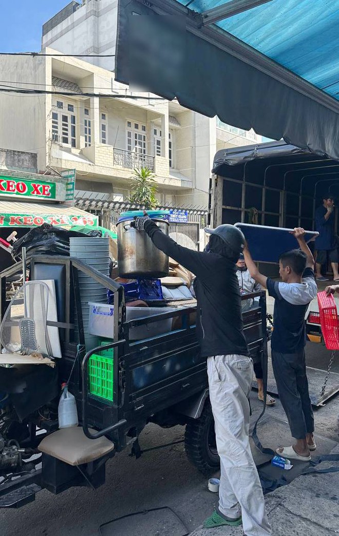 HOT: Cơ sở Lòng Chát TP.HCM bất ngờ dọn bàn ghế và bát đĩa chuyển đi dù chỉ mới thông báo HOT: Cơ sở Lòng Chát TP.HCM bất ngờ dọn bàn ghế và bát đĩa chuyển đi dù chỉ mới thông báo